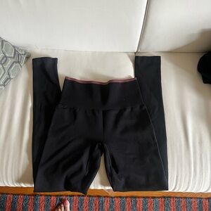 Outdoor Voices

SeamlessRib 7/8 Leggings, black, size 2

Used condition